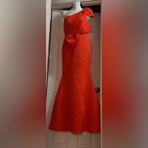 ELEGANT ONE SHOULDER GOWN